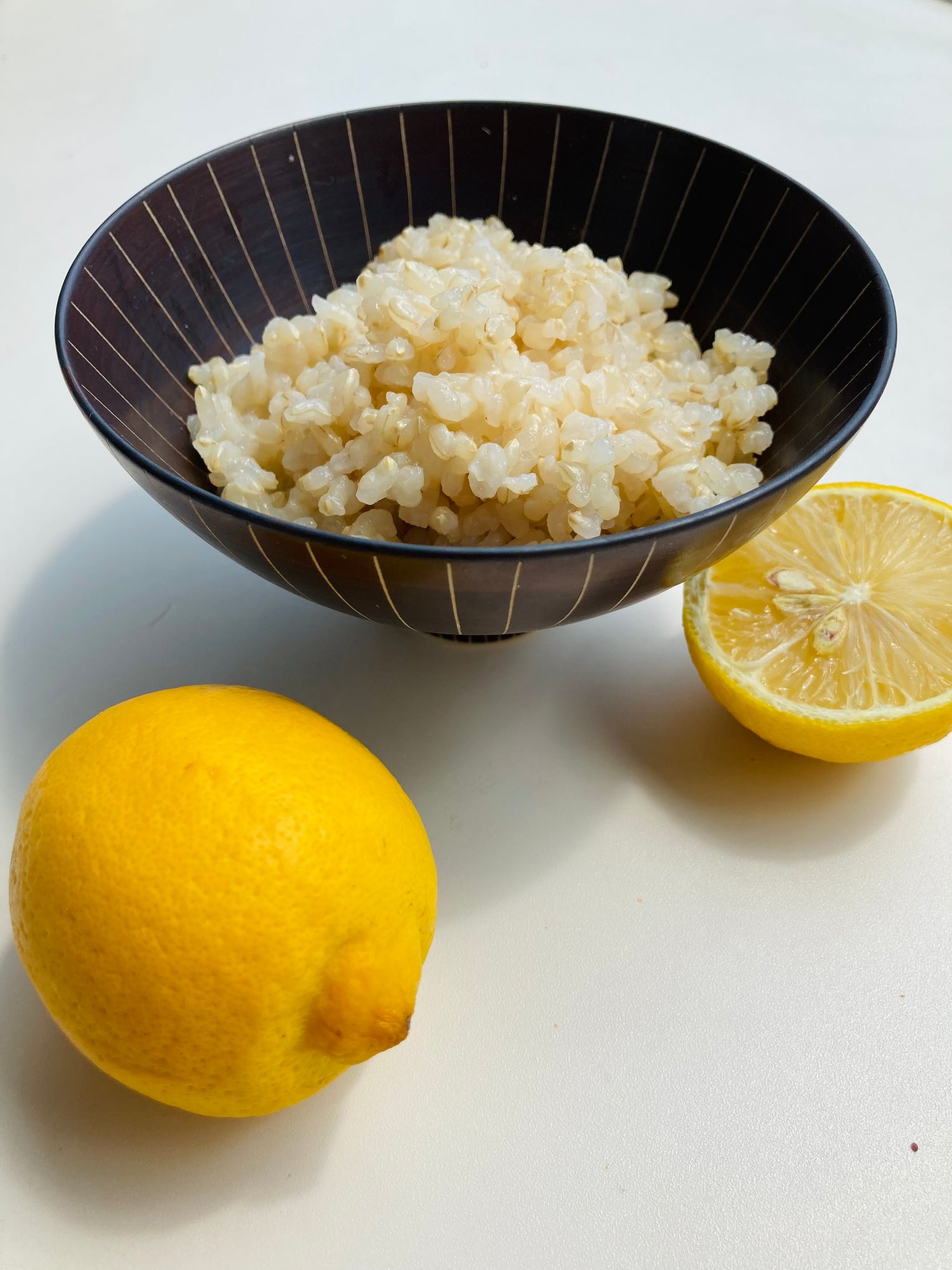 玄米とレモンの写真
