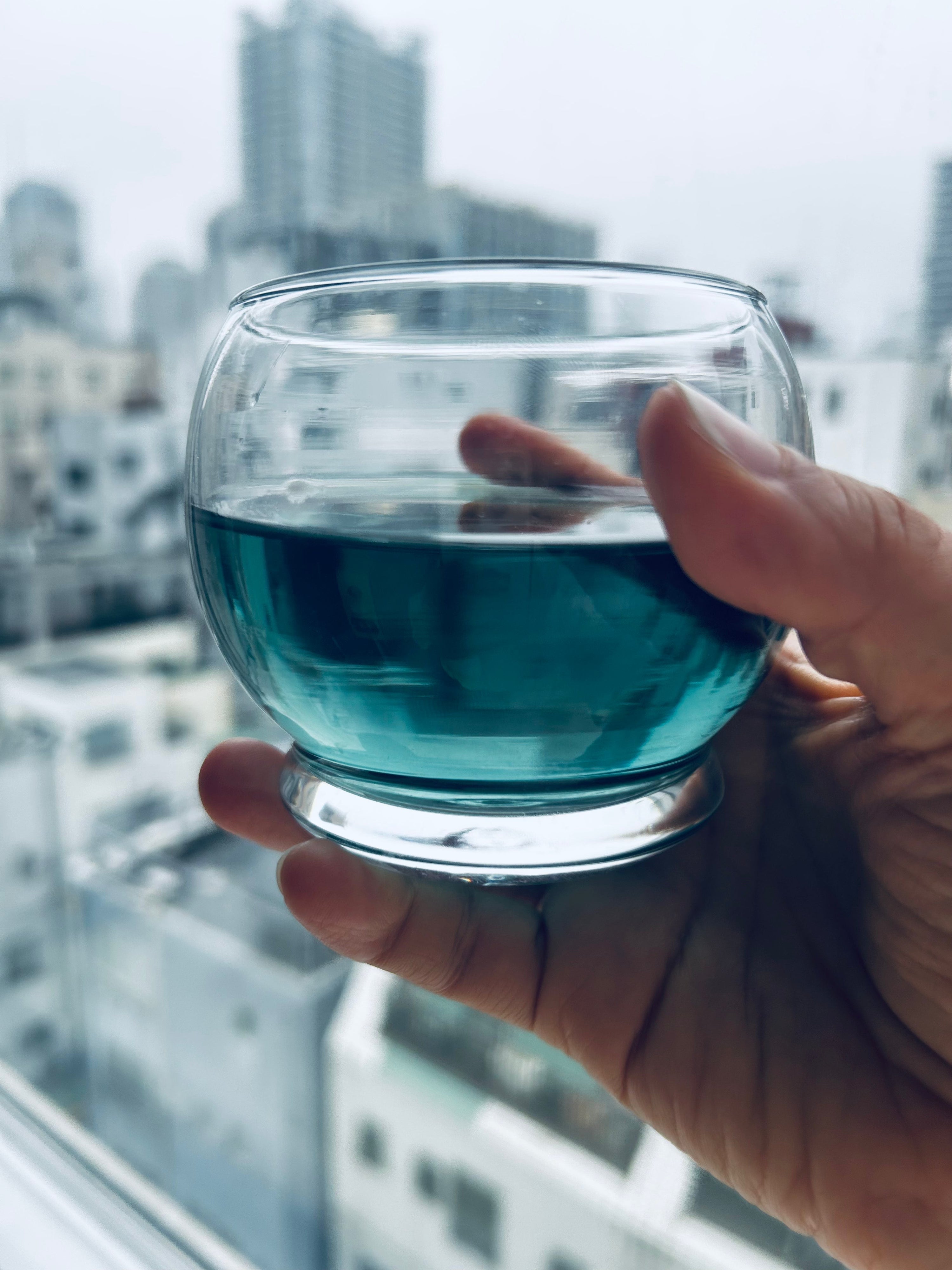 日常の風景なのにコップの中の水が水色