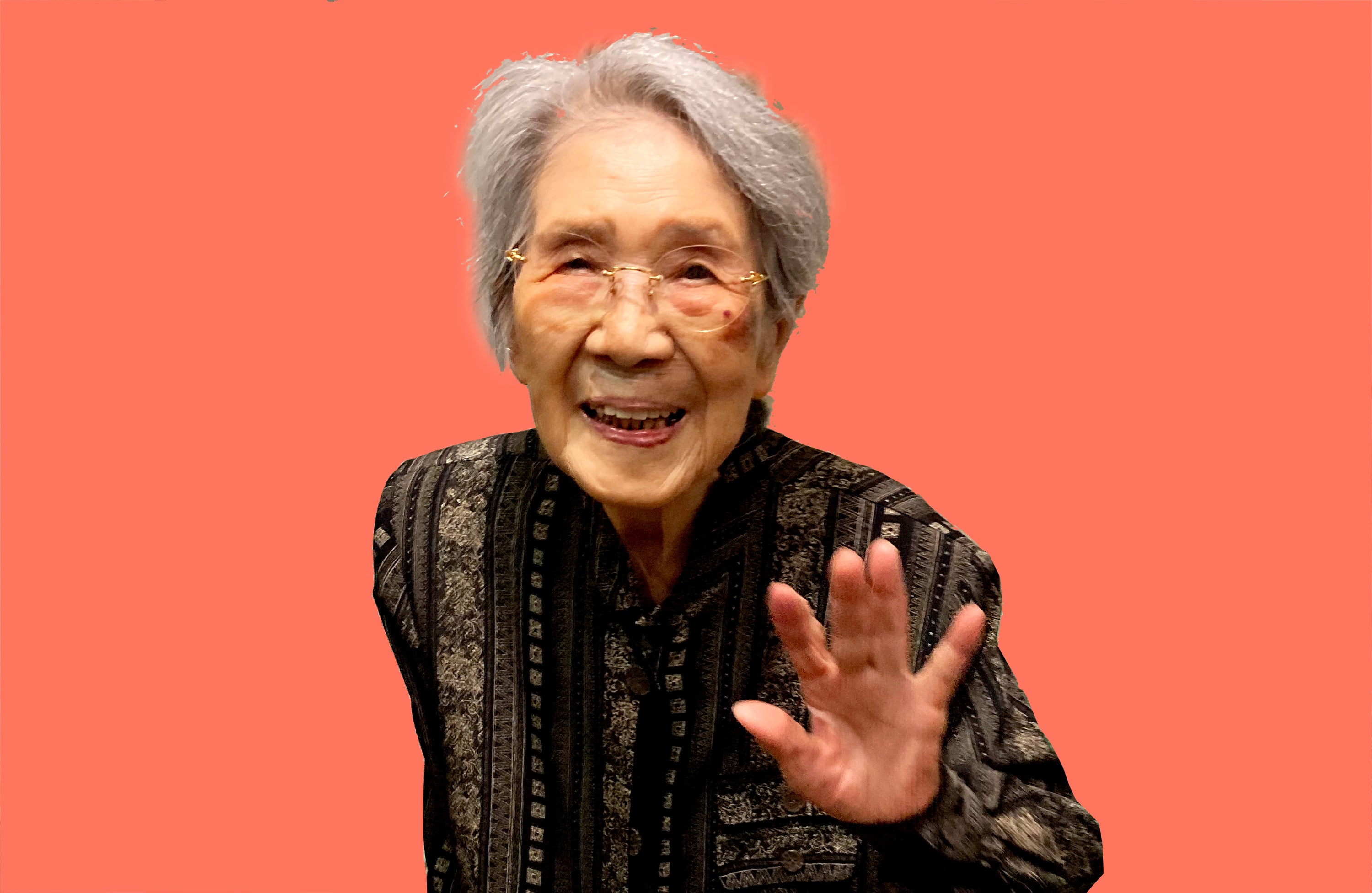 104歳のお婆ちゃんが手を振っている写真